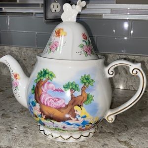 Alice in wonderland teapot